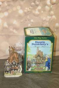lot 59 image: 1993&nbsp DAVID WINTER LIMITED EDITION HORATIO PERNICKETYS ARMOROUS INTENT LIMITED EDITON OF 9,990&nbsp COTTAGE&nbsp No 5680 WITH ORIGINAL BOX&nbsp