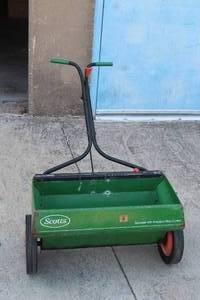 lot 86 image: SCOTTS SPREADER WITH PRECISION FLOW CONTROL MODEL PF1