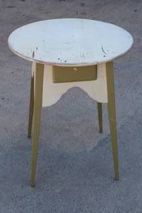 lot 93 image: ANTIQUE ONE DRAWER SIDE TABLE 22DIAM 26TALL