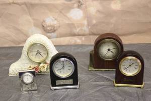 lot 98 image: 5 ASSORTED VINTAGE QUARTZ DESKTOPBOOKSHELF CLOCKS