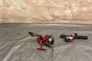 lot 135 image: MASTER LONG SPOOL 250 FISHING REEL&nbsp AND SHAKESPEARE PITCHING STIK WITH REEL