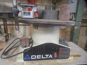 lot 4 image: DELTA SHOPMASTER BENCH OSCILLATING SPINDLE SANDER SA350 WITH ACCESSORIES