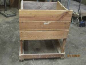 lot 15 image: WOOD CRATECART  ON CASTERS