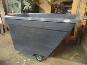 lot 26 image: GREY HEAVY DUTY TILT TRUCKTRASH CART