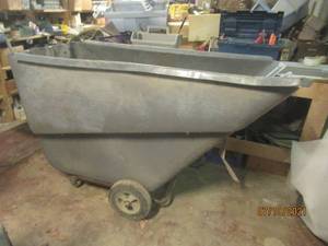 lot 29 image: GREY HEAVY DUTY TILT TRUCKTRASH CART