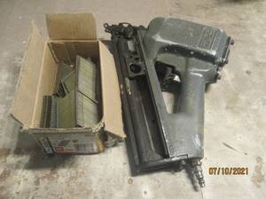 lot 31 image: SENCO AIR & PNEUMATIC NAILER WITH GENEROUS AMOUNT OF BOSTITCH  NAILS