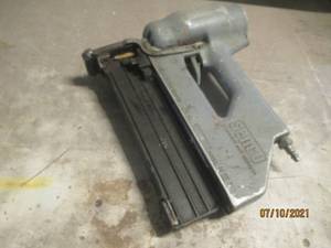 lot 32 image: SENCO MODEL M III PNEUMATIC STAPLER