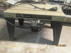 lot 33 image: BLACK & DECKER ROUTER ,JIG SAW TABLE  TYPE 1    76.4000