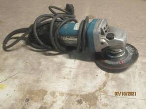 lot 37 image: MAKITA 9557NB EASY WHEEL CHANGE COMPACT ANGLE GRINDER