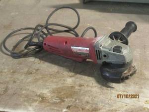 lot 50 image: MILWAUKEE  4 12  ANGLE GRINDER 6147-31