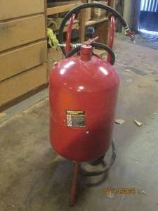 lot 68 image: CENTRAL PNEUMATIC 110 LB ABRASIVE BLASTER   60-125 PSI AIR PRESSURE