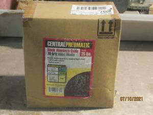 lot 69 image: CENTRAL PNEUMATIC BLACK ALUMINUM OXIDE  70 GRIT BLAST MEDIA 25LBS