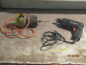 lot 70 image: BLACK & DECKER 1200 RPM SPEED REVERSING DRILL 7152       BLACK & DECKER 58 HP ROUTER 7600
