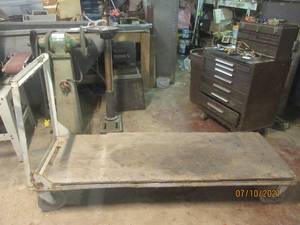 lot 77 image: HEAVY DUTY PLATFORM TRUCK ON CASTER