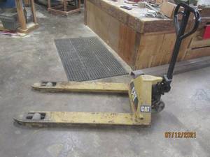 lot 83 image: PALLET JACK
