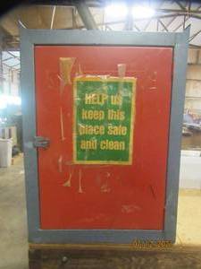 lot 87 image: METAL CABINET WITH 2 SHELVES ,INSIDE PEG BOARD