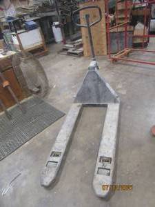 lot 102 image: BLACK JACK PALLET TRUCK