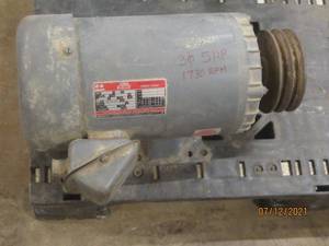 lot 105 image: DAYTON TRI-VOLT INDUSTRIAL DUTY THREE PHASE MOTOR 3N558A