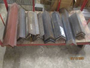 lot 117 image: 25 PLUS PIECES ASSORTED SIZE PLAIN HOT ROLLED STEEL SOLID ANGLE DESIGNED FOR GENERAL STRUCTURAL USE