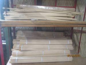 lot 121 image: GENEROUS AMOUNT OF WOODEN DOWEL RODS FOR CRAFTS & WOOD WORKING