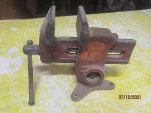 lot 125 image: COLUMBIAN SWIVEL BENCH VISE