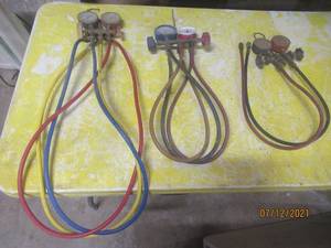 lot 127 image: TOTAL OF 3 MANIFOLD GAUGE ,2 - VALVE
