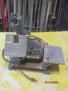 lot 162 image: DELTA MODEL 31-080  I BELT 5 DISC SANDER