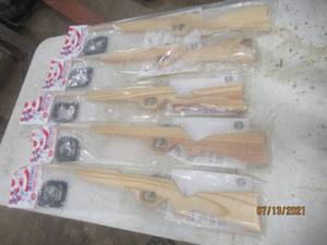 lot 187 image: TOTAL OF 5  12 SHOOTER RUBBER BAND GUN