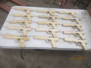 lot 193 image: TOTAL OF 15 WOOD RUBBER BAND HAND GUNS