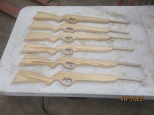 lot 195 image: TOTAL OF 6 WOOD RUBBER BAND RIFLES