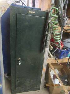 lot 271 image: SENTINEL RIFLE SAFE WITH LOCK AND KEY