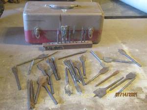 lot 285 image: 30 PLUS FLAT WOOD DRILL BITS WITH METAL TOOL BOX