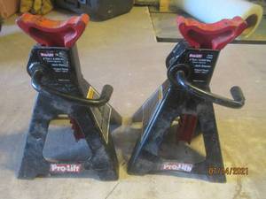 lot 287 image: PAIR OF PRO LIFT 2 TON JACK STANDS