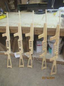 lot 298 image: 5 RUBBER BAND SHOOTER RIFLES