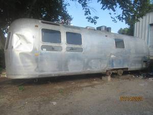lot 299 image: AIR STREAM GUTTED HAS SHOWN NO TITLE BILL OF SALE PLEASE PREVIEW