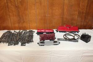 lot 9 image: VINTAGE LIONEL TRAIN WITH TRANFORMER