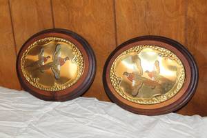 lot 13 image: 2 VINTAGE HAND PAINTED BIRDS ON BRASS WOOD FRAME WALL DECOR