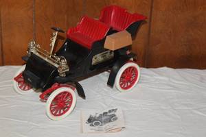 lot 18 image: VINTAGE FORD 1903 MODEL A BEAM KENTUCKY STAIGHT BURBON WHISKY BOTTLE FULL. NOT FOR CONSUMPTION. DCOR ONLY