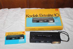 lot 22 image: VINTAGE KODAK EKTRALITE 10 BUILT IN ELEMENT ELECTRONIC FLASH IN ORIGINAL BOX