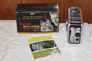 lot 25 image: VINTAGE BROWNIE MOVIE 8MM CAMERA IN ORIGINAL BOX