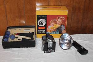 lot 29 image: VINTAGE KODAK BROWNIE HAWKEYE FLASH OUTFIT IN ORIGINAL BOX WITH BULBS NO.177M