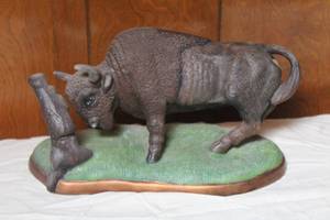 lot 37 image: VINTAGE 1986 TEXAS CERAMIC BUFFALO STATUE SIGNED BY ARTIST 14 LONG
