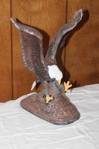 lot 43 image: VINTAGE 1985 MIKES MOLD EAGLE CERAMIC STATUE SIGNED BY ARTIST