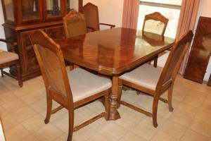 lot 60 image: VINTAGE SOLID WOOD DINING TABLE 6 CHAIRS (2 CAPT CHAIRS) 2 EXTENSION LEAFS