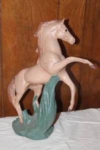 lot 45 image: VINTAGE MCM HANDPAINTED CERAMIC HORSE STATUE