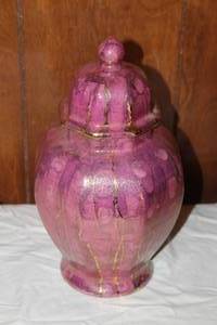 lot 57 image: VINTAGE 1993 HAND PAINTED LIDDED URNVASE WITH SIGNATURE