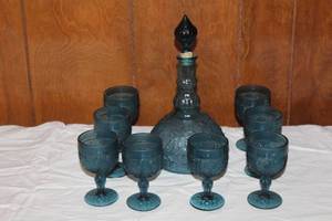 lot 62 image: VINTAGE TIARA INDIAN GLASS COLONIAL BLUE DECANTER WITH 8 MATCHING GOBBLETS
