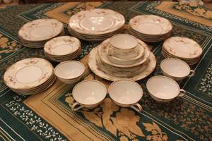 lot 64 image: VINTAGE 72 PIECE CHINA SET  AMBASSADOR BY MEITU 7PC 6 PERSON SETTING