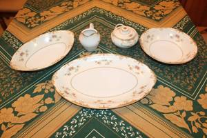 lot 66 image: VINTAGE 5 PIECE CHINA SET  AMBASSADOR BY MEITU SERVING PLATTERBOWL AND SUGARCREAMER SET
