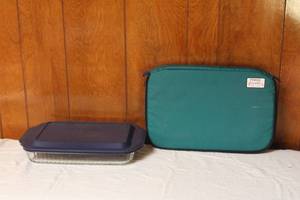 lot 69 image: PYREX PORTABLES 3QT PYREX CASSEROLE DISH WITH CARRY CASE